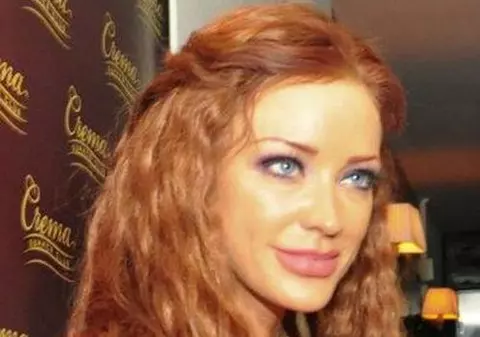 BIANCA DRĂGUŞANU e bine mersi după despărţirea de Cristea. ZÂMBEŞTE tot timpul, are un DECOLTEU ADÂNC şi FLIRTEAZĂ cu băieţii din public