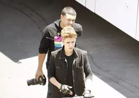 IDOLUL adolescentelor a primit o AMENDĂ de i-au mers fulgii! Vezi ce reguli a încălcat Justin Bieber în trafic!