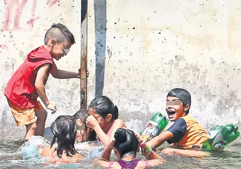 Înoată în Dâmboviţa cu PET-uri pe post de colac