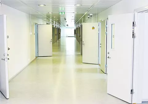 A ucis 77 de oameni, dar face puşcărie de lux! Familiile victimelor din atacurile din Norvegia, comise de Breivik în urmă cu exact un an, sunt furioase