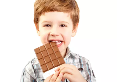 Iată de ce trebuie să-i dai micuţului tău ciocolată 
