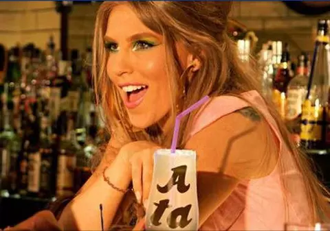 PREMIERĂ LIBERTATEA.RO | Corina lansează NOUL VIDEOCLIP: "A TA"