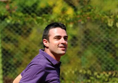 Cornel Ilie îşi menţine forma fizică prin sport. Stă şi câte 3 ore pe terenul de tenis!