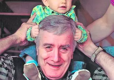 Nepoţelul lui Cornel Constantiniu a împlinit un an! Interpretul nu-şi poate revedea unicul nepot din pricina caniculei!