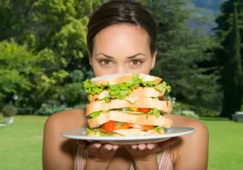 Dietă: 10 trucuri ca să mănânci mai puţin 