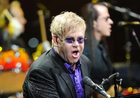 Elton John a contribuit la prăbuşirea comunistului în Polonia! Va primi o medalie ca recunoaştere a meritelor lui!