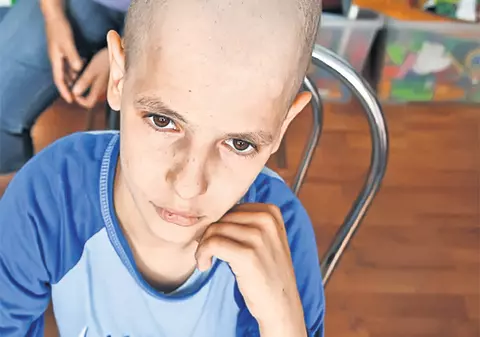 Emanuel Sava, un băiat care suferă de o tumoare malignă, visează la un laptop