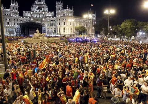 Fiesta la Madrid! O mare de oameni sărbătorește victoria Spaniei la Euro 2012 | VIDEO & FOTO