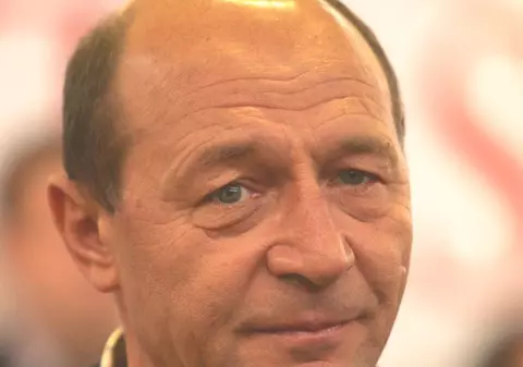 ADEVĂRUL despre BĂSESCU la REFERENDUM! Priveşte cu atenţie imaginile. Observi?
