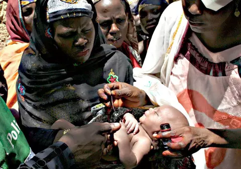 Un bebeluş a început să plângă în timpul propriei înmormântări! Modul în care a reacţionat tatăl este ÎNFIORĂTOR!