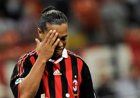 Ronaldinho s-a lins pe bot de peste 700.000 de euro! Vezi motivul pentru care Coca Cola a reziliat contractul!