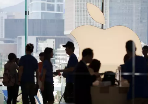 Face milioane de oameni fericiţi, dar compania Apple pierde în fiecare secundă! Un hacker rus a descoperit cum toate aplicaţiile pot fi descărcate GRATUIT