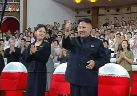 MISTERUL a fost DEZLEGAT! S-a aflat cine e FEMEIA care îl însoţeşte pe liderul nord-coreean Kim Jong-un