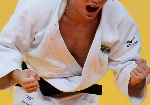 PREMIERĂ nedorită la Jocurile Olimpice! Brazilianul Felipe Kitadai şi-a RUPT medalia de bronz! 