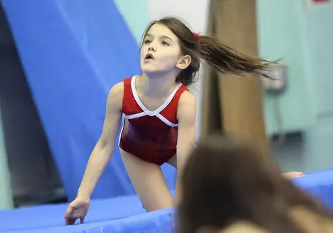PRIMELE IMAGINI cu fiica lui Tom Cruise şi Katie Holmes în sala de gimnastică! | FOTO