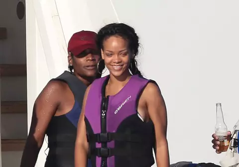 Rihanna nu poate accepta moartea bunicii ei! Aşteaptă un semn de la ea!!!