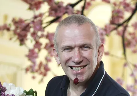 Jean Paul Gaultier îşi extinde afacerile! Va crea perdele, perne şi cuverturi!