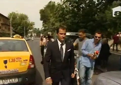 SERIOS și ÎNCRUNTAT! Așa a fost Șerban Hudiu la nunta fratelui său cu Giulia Anghelescu! VIDEO