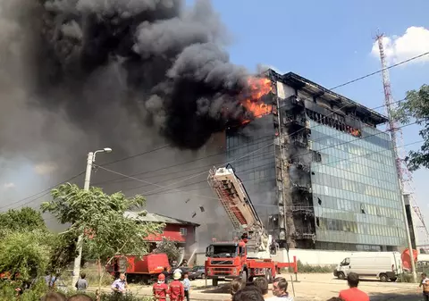INCENDIU VIOLENT ÎN BUCUREŞTI. Circulaţia tramvaiului 41, OPRITĂ