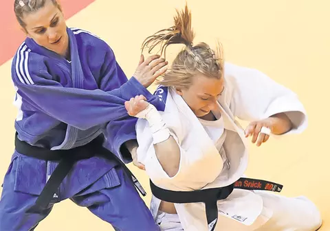 Alina Dumitru va concura cu capul spart!