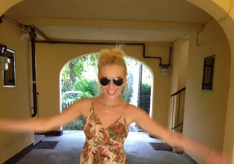 Laura Cosoi visează să devină femeie. Deocamdată se simte ca la 18 ani