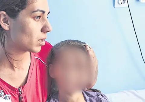 O mamă disperată încearcă să îşi salveze puiul!