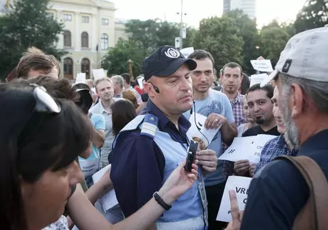 BĂTAIE ÎN CENTRUL BUCUREŞTIULUI! Manifestanţii pro şi anti Băsescu S-AU CIOCNIT