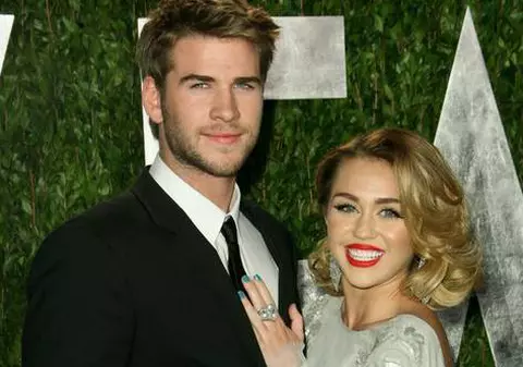 Miley Cyrus: "Îi povestesc mamei tot ce fac în pat"