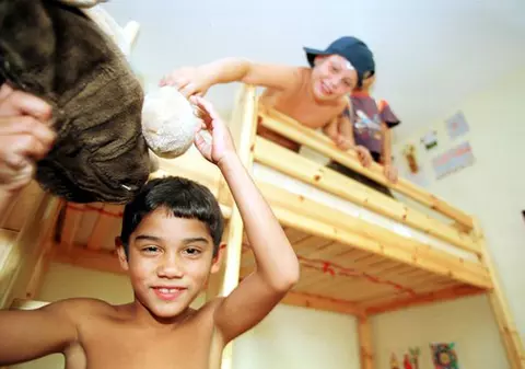 O bătrânică britanică strânge bani pentru orfelinatele din România