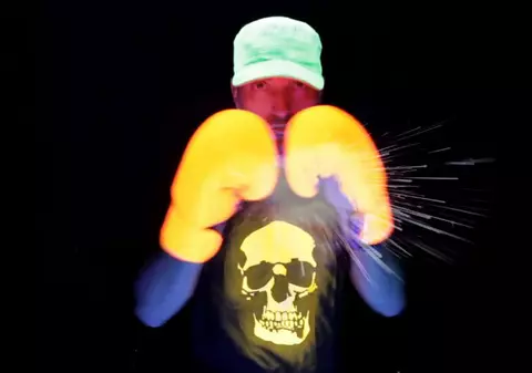 FEMEI GOALE, SCENE INCENDIARE în noul videoclip Paraziţii | VIDEO & SUPERGALERIE