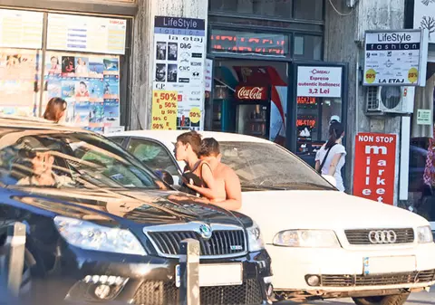 Parcagiii ilegali din Bucureşti câştigă 3.000 de lei pe weekend | Reportaj cu camera ascunsă: FOTO & VIDEO