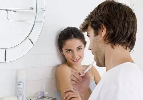 Ce spune periuța de dinți despre personalitatea lui