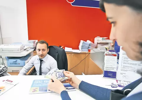 Căderea leului îi loveşte rău pe români: nu mai avem bani să ne plătim ratele