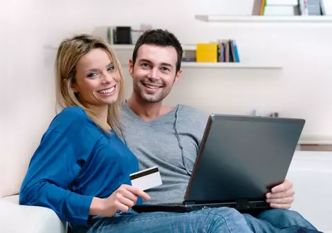 Românii plătesc mai mult online cu cardul