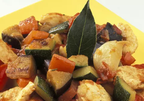 REŢETĂ: Pui cu sos şi legume