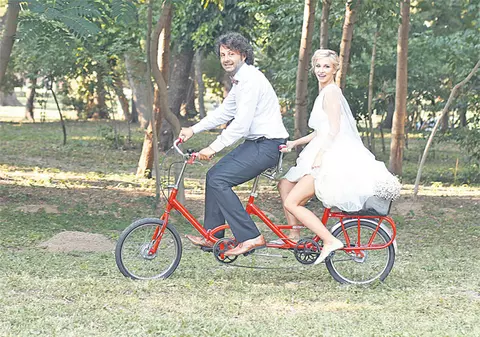 Dana Rogoz şi soţul ei, Radu Dragomir, au venit la propria nuntă pe bicicletă