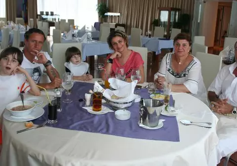 Reghecampf şi-a scos familia la masă, într-un hotel de lux din Bucureşti