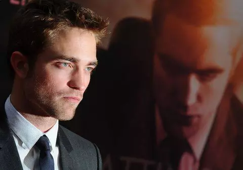 Robert Pattinson, hotărât să dea ochii cu regizorul care i-a sedus logodnica. Află ce vrea să-i spună!