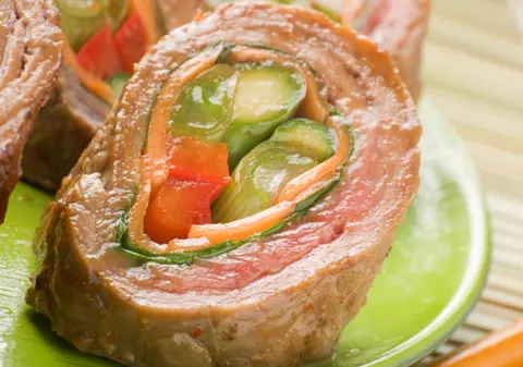 REȚETĂ | RULADĂ DE VITĂ CU LEGUME 