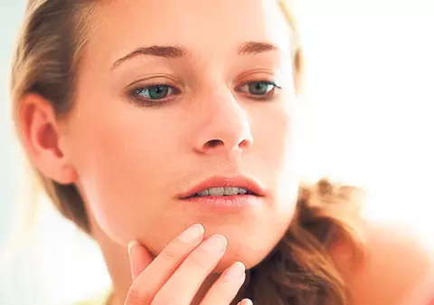 Aspectul pielii îți spune cum stai cu sănătatea | Petele vineții dau de gol proasta circulație sangvină