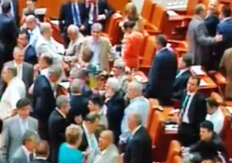 Evoluţiile politice de la Bucureşti în presa străină: "România, situaţie îngrijorătoare. Acţiunile USL ameninţă statul de drept şi separaţia puterilor în stat"