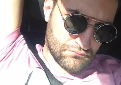 Smiley poartă ochelari de soare chiar și când doarme