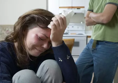 Cum te descurci cu un soţ prea posesiv