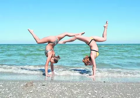 Fostele mari sportive Monica Roşu şi Silvia Stroescu au făcut furori pe litoralul românesc