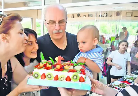 Fosta campioană mondială Gina Gogean i-a tăiat moţul băieţelului ei, Ştefan, care a împlinit vârsta de un an: «Îl fac tenismen»