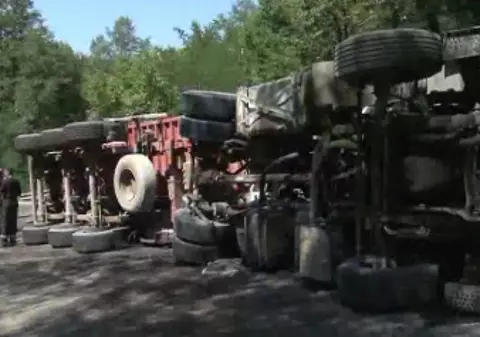 Ce noroc! S-a RĂSTURNAT CAMIONUL PESTE EI şi au scăpat doar cu CÂTEVA ZGÂRIETURI!