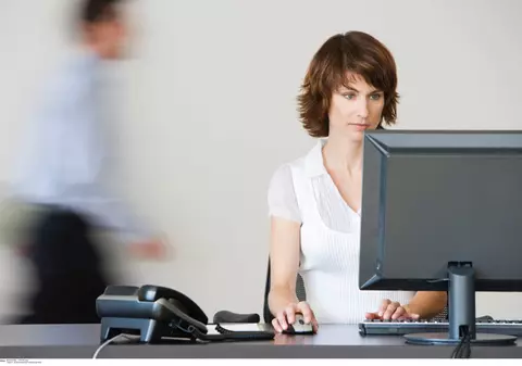 ATENŢIE! Persoanele care stau aşezate pe scaun mai mult de 3 ore pe zi îşi SCURTEAZĂ VIAŢA cu 2 ani