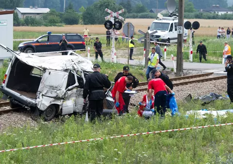 Opt morți, în urma coliziunii dintre un tren și un autobuz, în Polonia