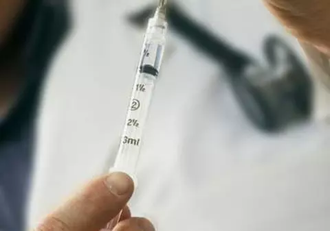 Cică n-au bani! Românii stau la coadă la vaccinuri pentru boli exotice 