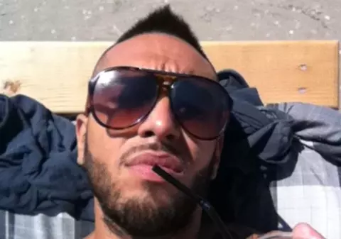 Alex Velea îşi caută vecini de... şezlong! Măreşte imaginea să vezi cu ce poză îşi înnebuneşte fanii